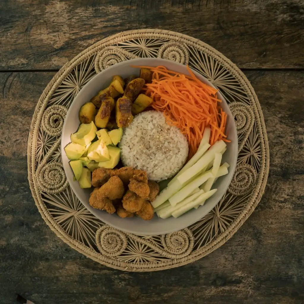 Bowl de arroz con ingredientes locales