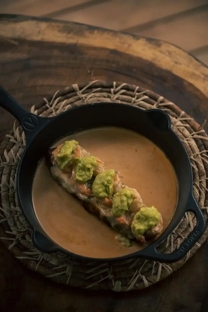 Camarones con guacamole en sartén de hierro