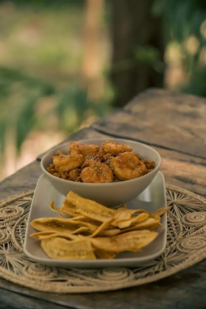 Camarones en salsa con semillas de sésamo y chifles