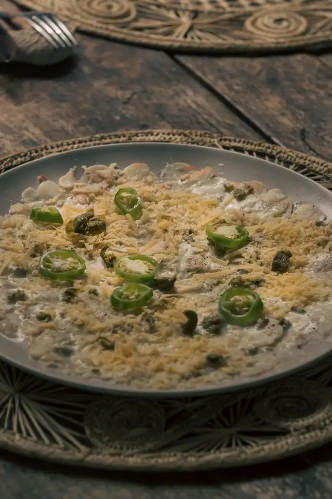 Carpaccio con chile fresco, alcaparras y queso