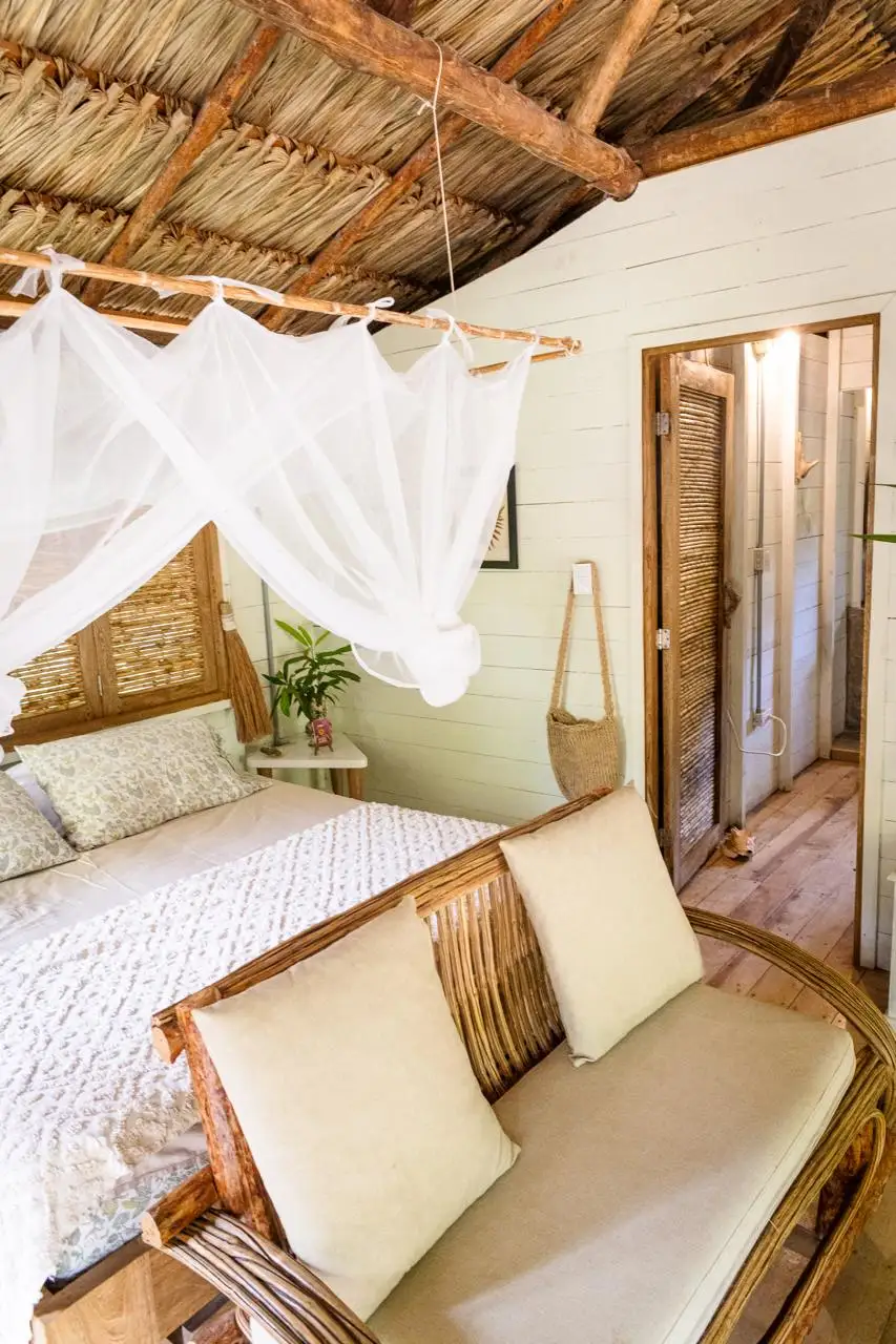 Cama y sofá en Casa Creciente