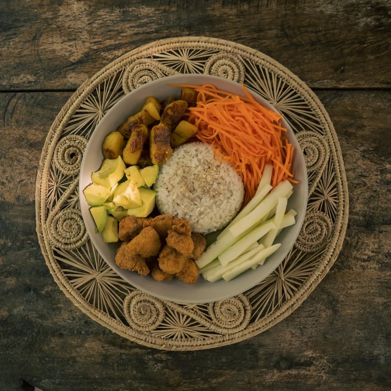Bowl de arroz con pollo, aguacate, zanahoria y plátano