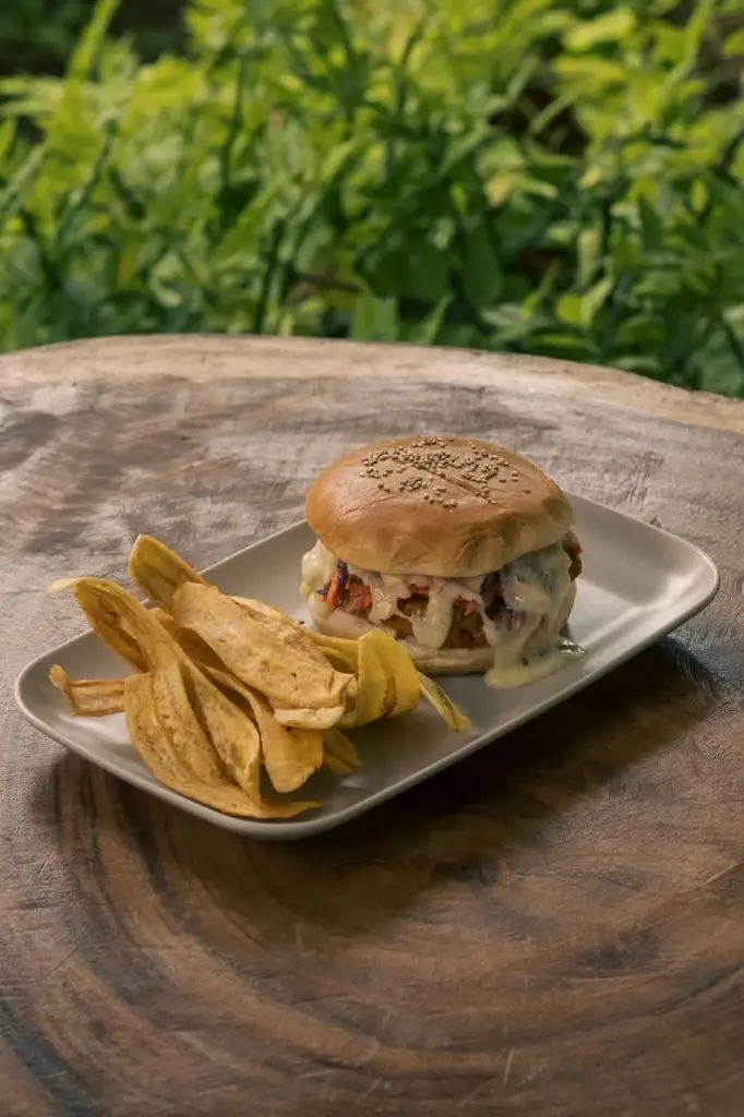 Hamburguesa tropical con chifles